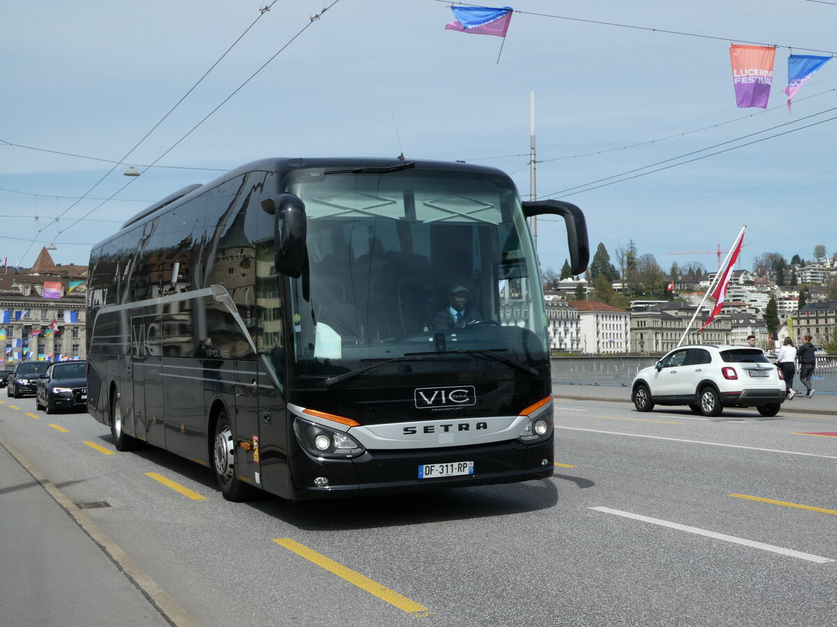(234'441) - Aus Frankreich: VIC, Paris - DF 311 RP - Setra am 11. April 2022 in Luzern, Bahnhofbr�cke