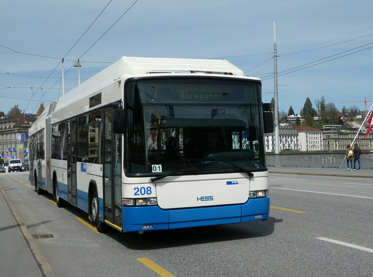 (234'443) - VBL Luzern - Nr. 208 - Hess/Hess Gelenktrolleybus am 11. April 2022 in Luzern, Bahnhofbr�cke