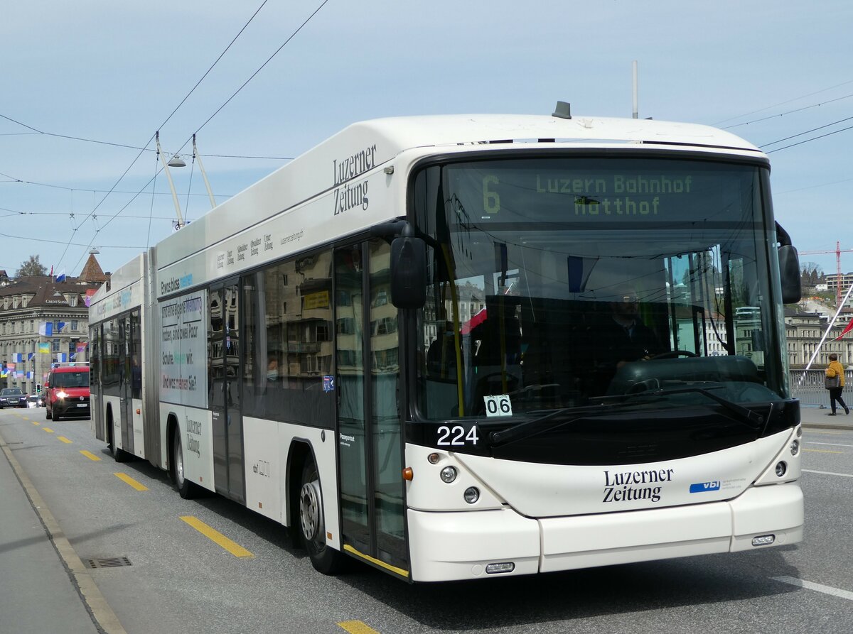 (234'446) - VBL Luzern - Nr. 224 - Hess/Hess Gelenktrolleybus am 11. April 2022 in Luzern, Bahnhofbr�cke