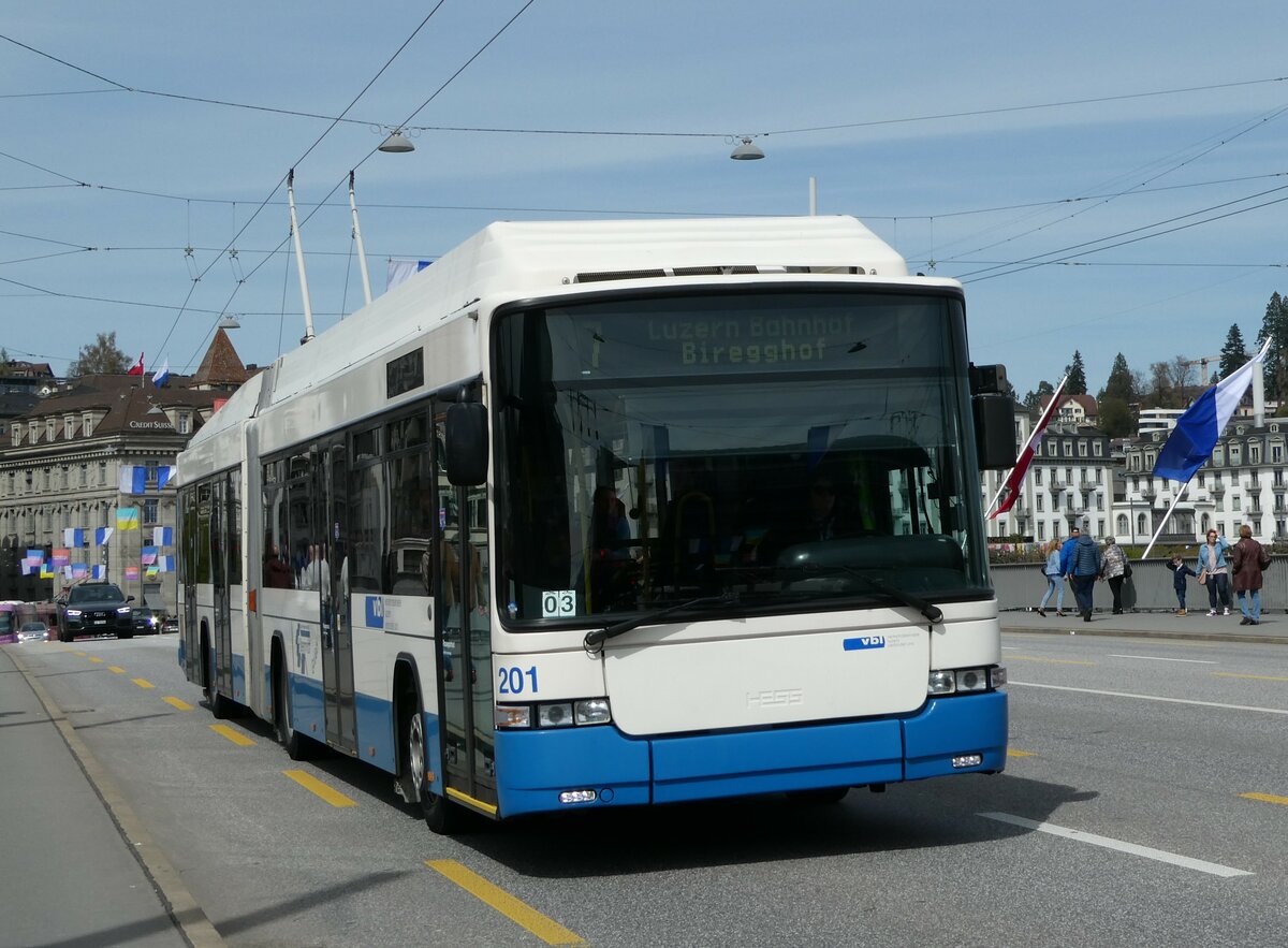(234'449) - VBL Luzern - Nr. 201 - Hess/Hess Gelenktrolleybus am 11. April 2022 in Luzern, Bahnhofbr�cke