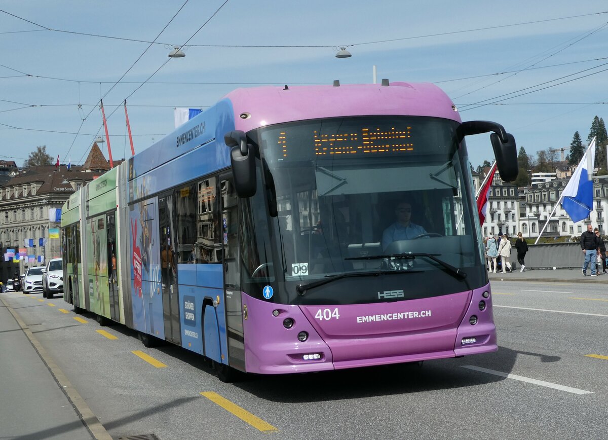 (234'450) - VBL Luzern - Nr. 404 - Hess/Hess Doppelgelenktrolleybus am 11. April 2022 in Luzern, Bahnhofbr�cke