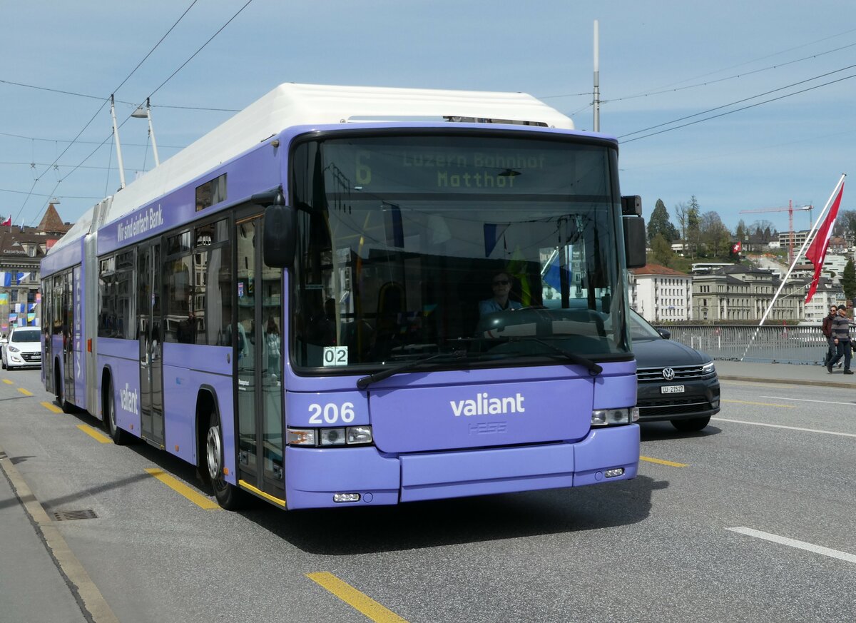 (234'452) - VBL Luzern - Nr. 206 - Hess/Hess Gelenktrolleybus am 11. April 2022 in Luzern, Bahnhofbr�cke