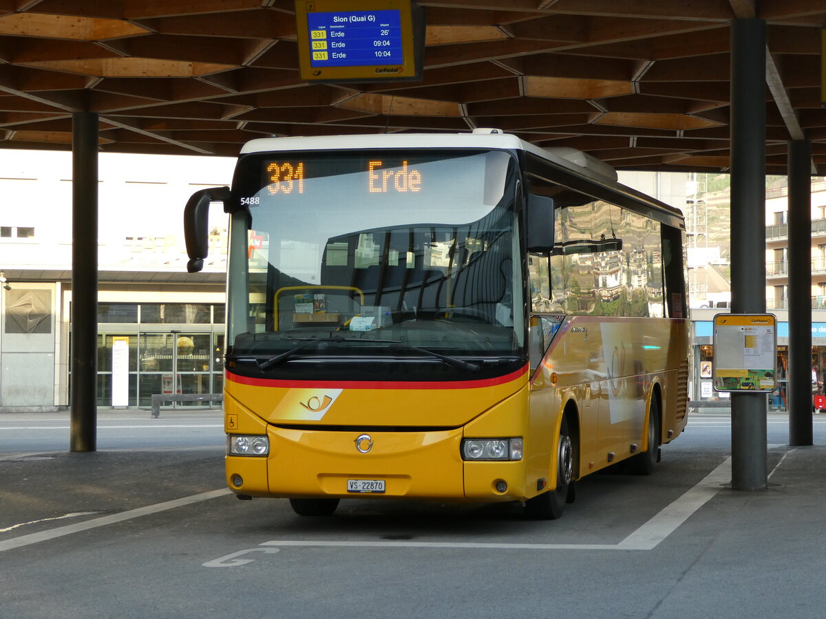 (234'517) - Ev�quoz, Erde - VS 22'870 - Irisbus am 15. April 2022 beim Bahnhof Sion
