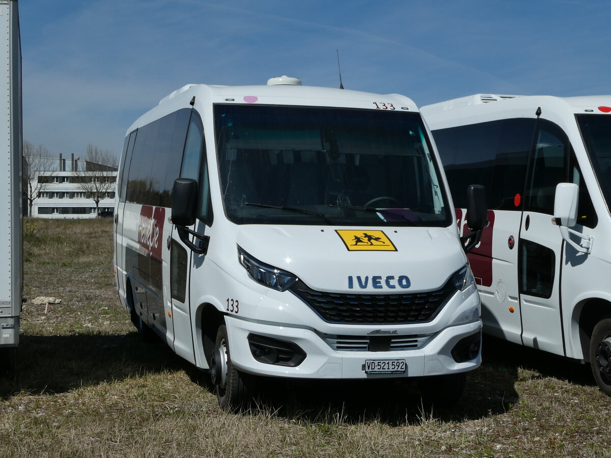 (234'774) - Helv�Cie, Satigny - Nr. 133/VD 521'592 - Iveco am 18. April 2022 in Avenches, Route Industrielle