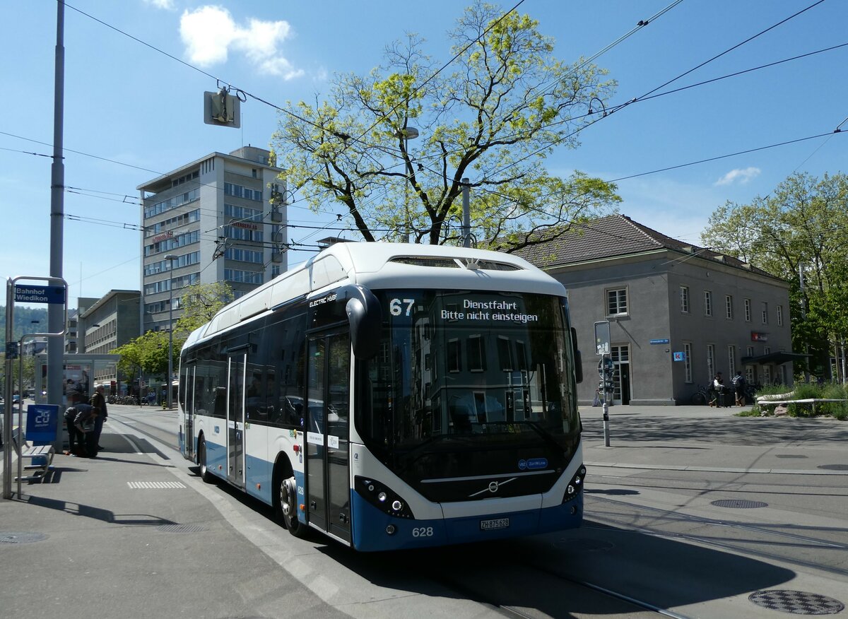 (235'050) - VBZ Z�rich - Nr. 628/ZH 875'628 - Volvo am 2. Mai 2022 beim Bahnhof Z�rich-Wiedikon