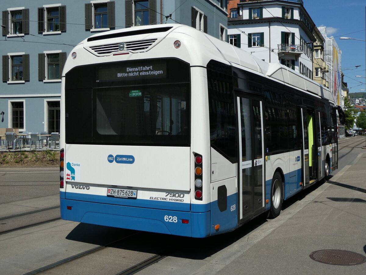 (235'051) - VBZ Z�rich - Nr. 628/ZH 875'628 - Volvo am 2. Mai 2022 beim Bahnhof Z�rich-Wiedikon