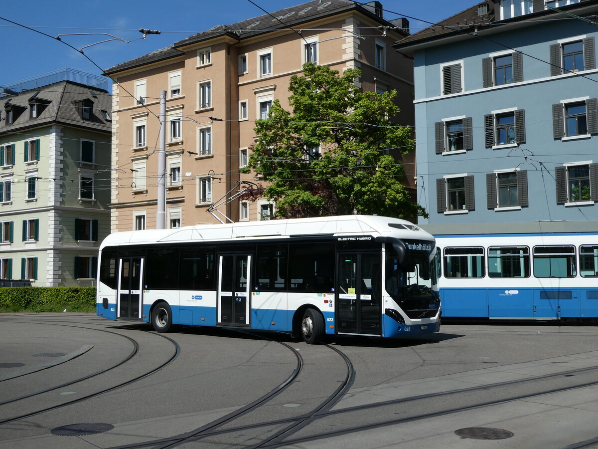 (235'069) - VBZ Z�rich - Nr. 623/ZH 785'623 - Volvo am 2. Mai 2022 beim Bahnhof Z�rich-Wiedikon