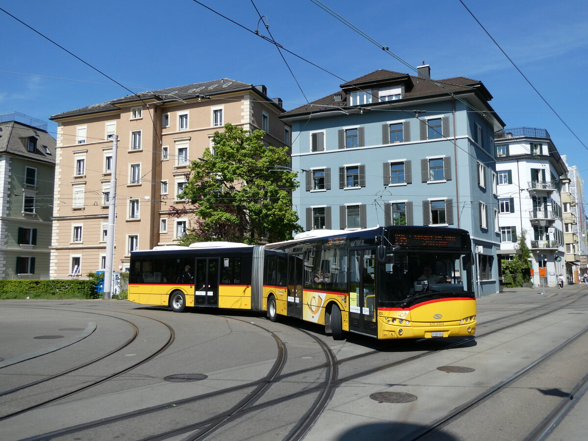(235'071) - PostAuto Z�rich - Nr. 305/ZH 880'666 - Solaris am 2. Mai 2022 beim Bahnhof Z�rich-Wiedikon