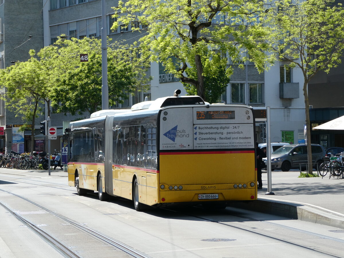 (235'072) - PostAuto Z�rich - Nr. 305/ZH 880'666 - Solaris am 2. Mai 2022 beim Bahnhof Z�rich-Wiedikon