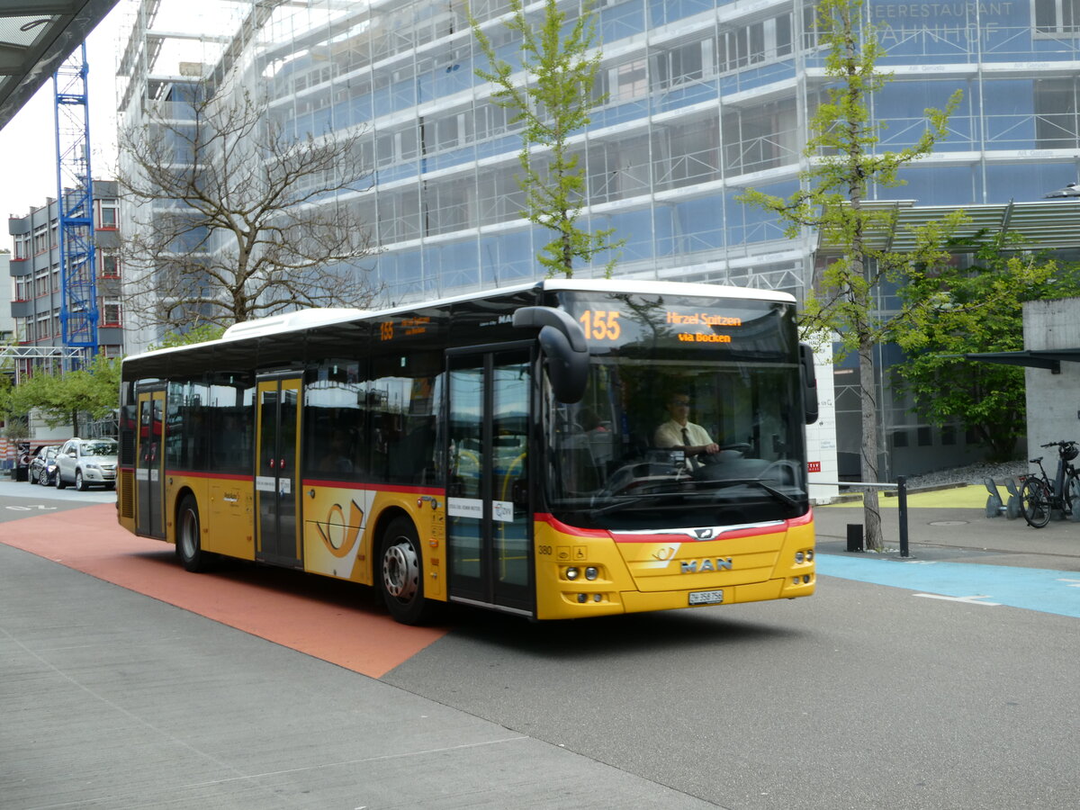 (235'139) - PostAuto Z�rich - Nr. 380/ZH 358'756 - MAN am 4. Mai 2022 beim Bahnhof Horgen