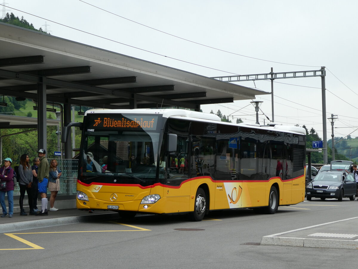(236'102) - PostAuto Bern - BE 543'090 - Mercedes am 22. Mai 2022 beim Bahnhof Reichenbach
