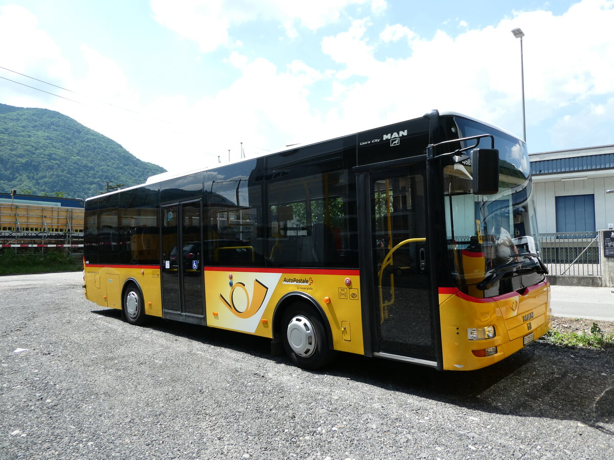 (236'352) - Merzaghi, Maroggia - TI 215'333 - MAN/G�ppel (ex AutoPostale Ticino) am 26. Mai 2022 in Maroggia, Neue Garage