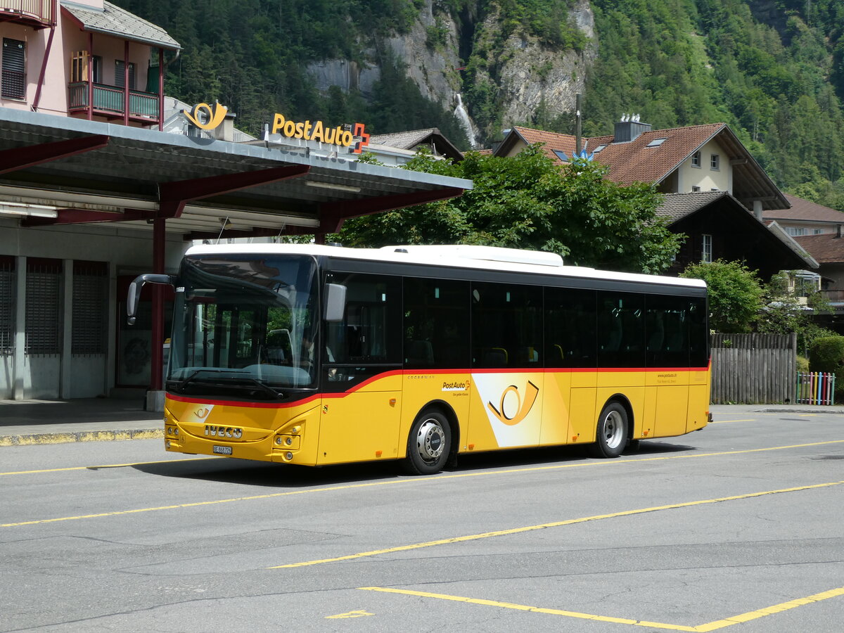 (236'717) - Fl�ck, Brienz - Nr. 26/BE 868'726 - Iveco am 4. Juni 2022 in Meiringen, Postautostation