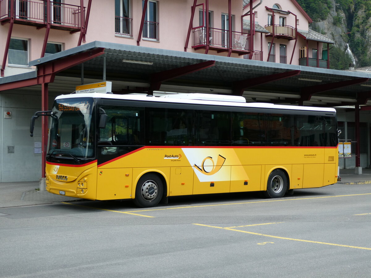 (236'720) - Fl�ck, Brienz - Nr. 25/BE 868'725 - Iveco am 4. Juni 2022 in Meiringen, Postautostation