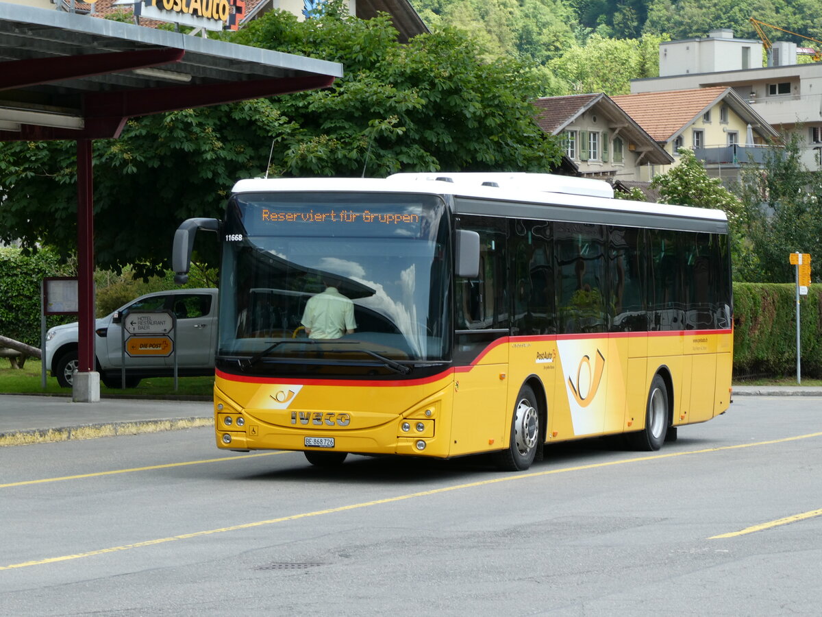 (236'721) - Fl�ck, Brienz - Nr. 26/BE 868'726 - Iveco am 4. Juni 2022 in Meiringen, Postautostation