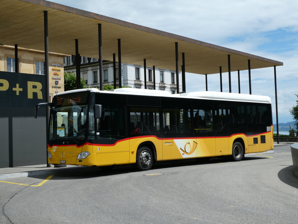 (236'989) - CarPostal Ouest - NE 113'901 - Mercedes am 6. Juni 2022 beim Bahnhof Neuch�tel