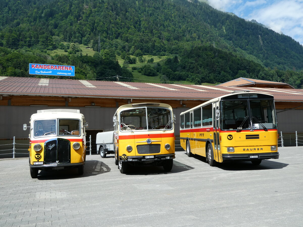 (237'594) - Schmid, Th�rishaus - Nr. 3/BE 26'760 - Saurer/Gangloff (ex Geiger, Adelboden Nr. 3) + Nr. 9/BE 26'105 - Saurer/R&J (ex Geiger, Adelboden Nr. 9) + BE 26'206 - Saurer/T�scher (ex P 24'244) am 26. Juni 2022 in M�lenen, Kanderarena