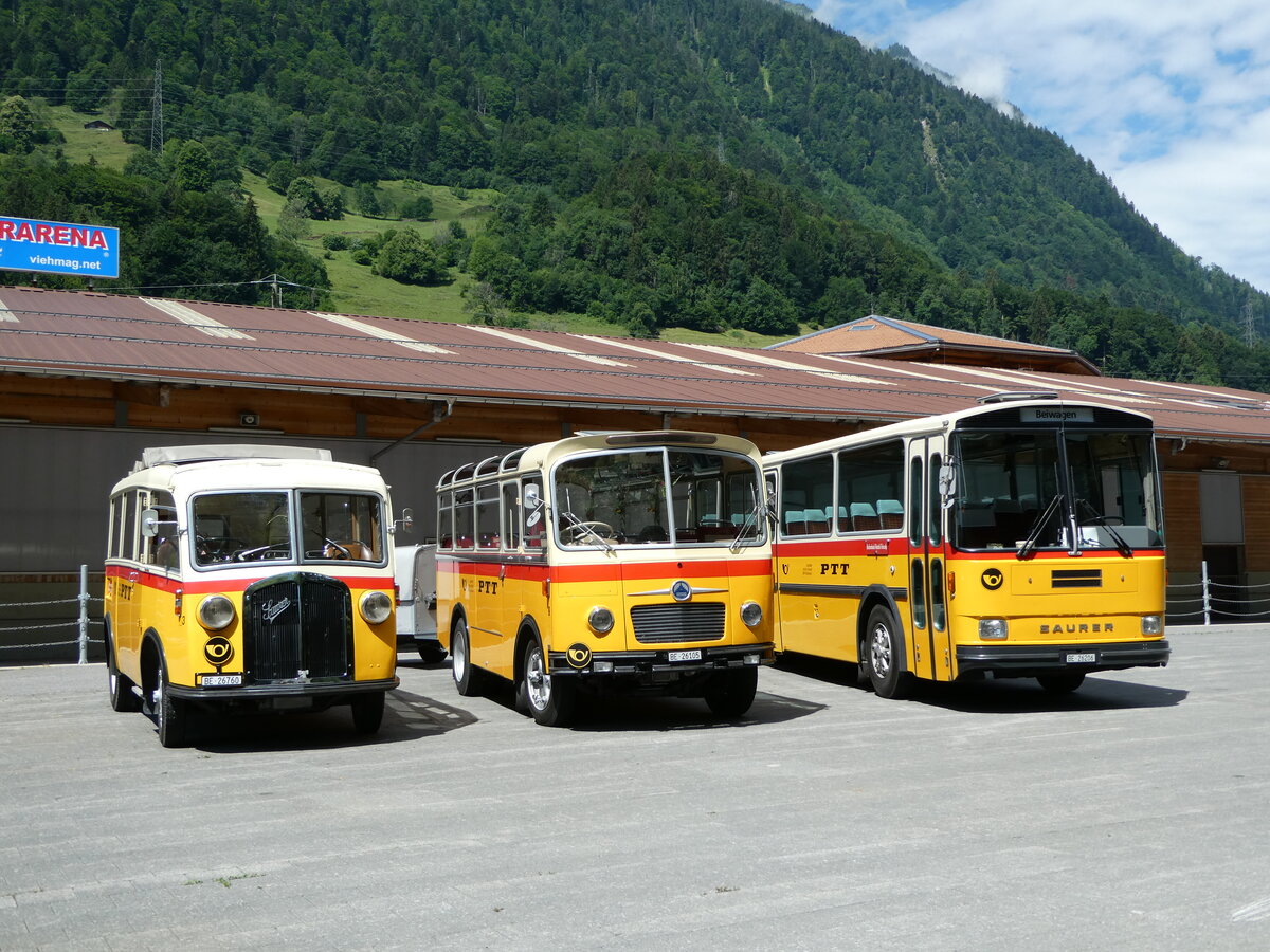 (237'596) - Schmid, Th�rishaus - Nr. 3/BE 26'760 - Saurer/Gangloff (ex Geiger, Adelboden Nr. 3) + Nr. 9/BE 26'105 - Saurer/R&J (ex Geiger, Adelboden Nr. 9) + BE 26'206 - Saurer/T�scher (ex P 24'244) am 26. Juni 2022 in M�lenen, Kanderarena
