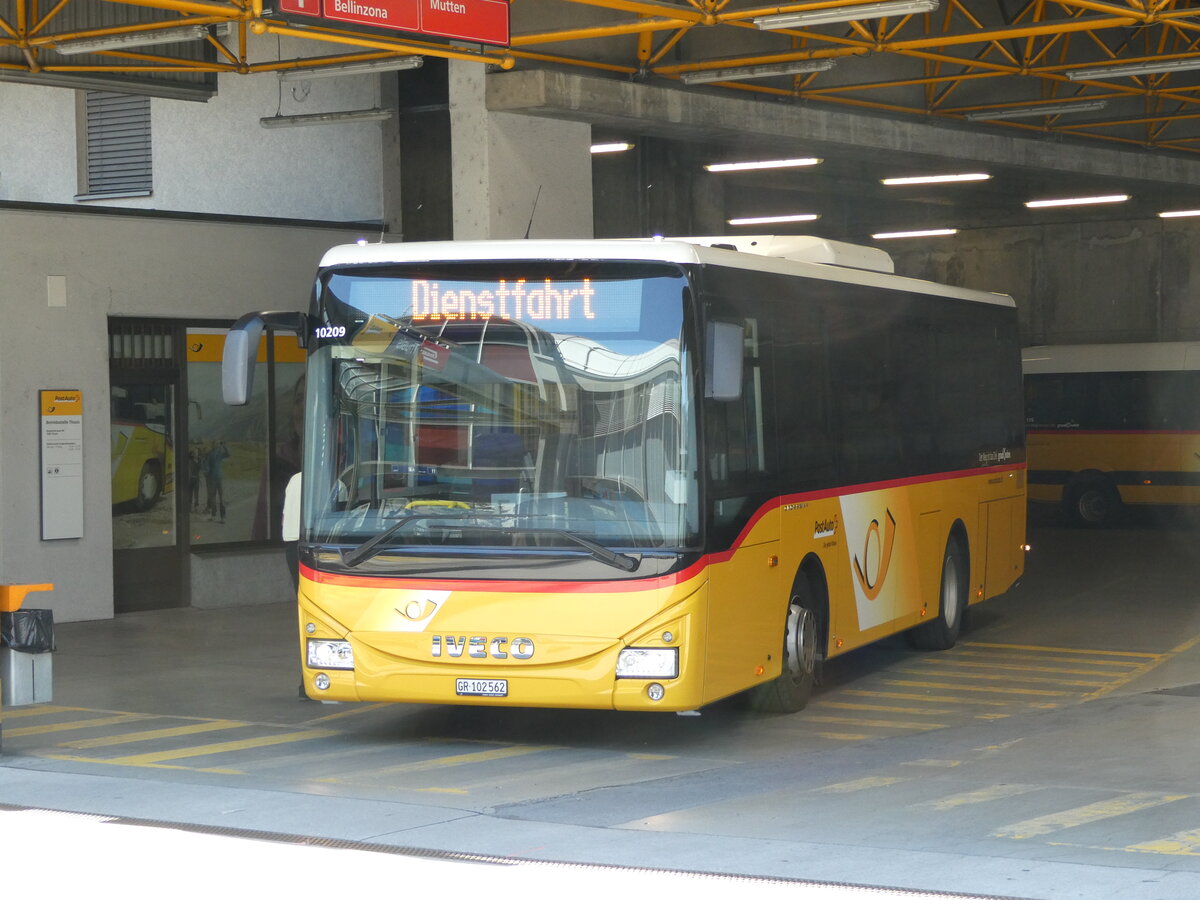 (237'790) - PostAuto Graub�nden - GR 102'562 - Iveco am 2. Juli 2022 in Thusis, Postautostation