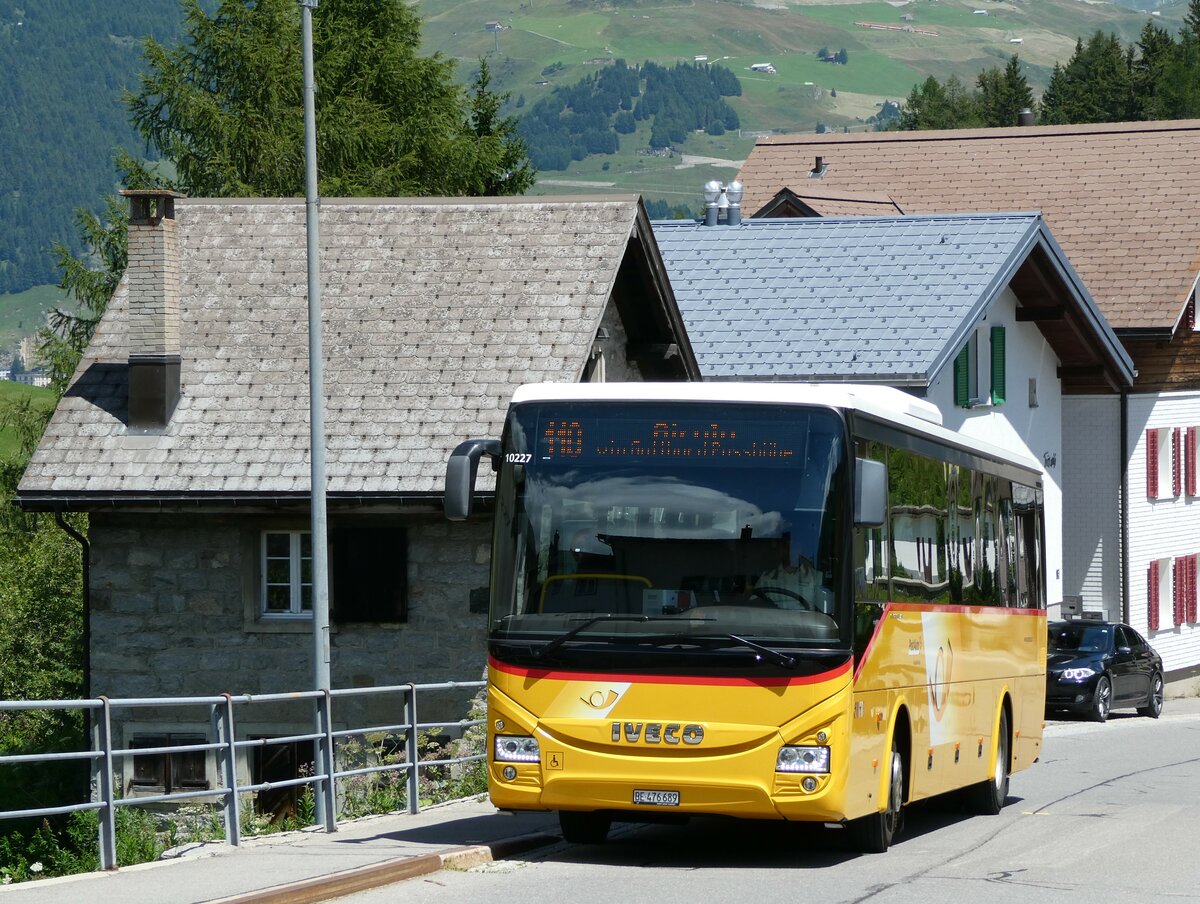 (237'966) - PostAuto Bern - BE 476'689 - Iveco am 10. Juli 2022 in Hospental, Reussbr�cke