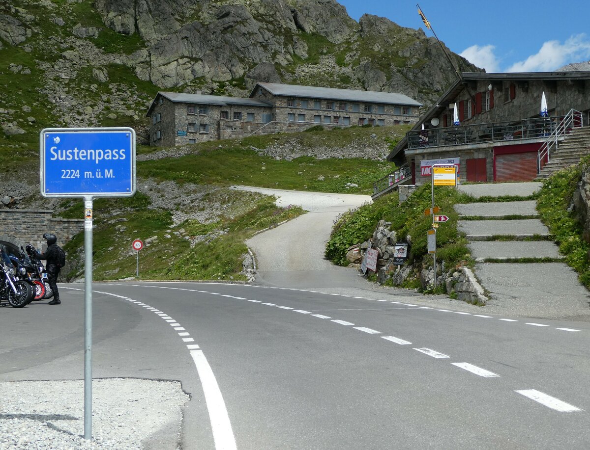 (237'983) - PostAuto-Haltestelle am 10. Juli 2022 in Susten, Passh�he
