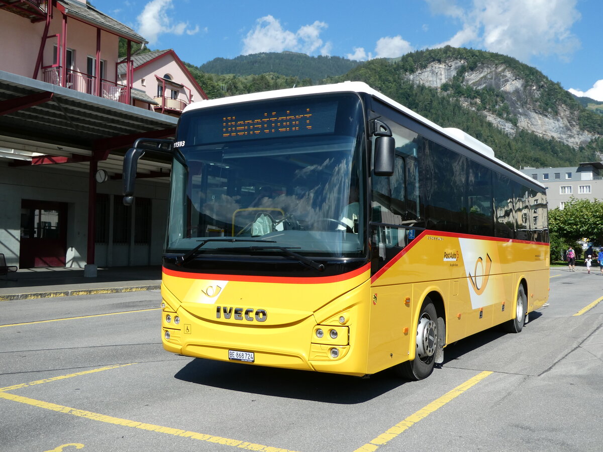 (237'995) - Fl�ck, Brienz - Nr. 24/BE 868'724 - Iveco am 10. Juli 2022 in Meiringen, Postautostation