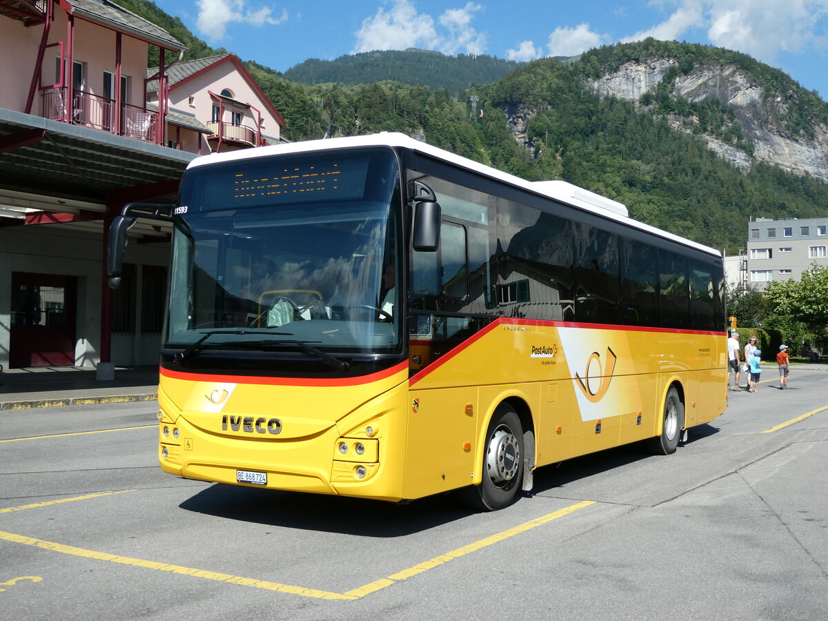(237'996) - Fl�ck, Brienz - Nr. 24/BE 868'724 - Iveco am 10. Juli 2022 in Meiringen, Postautostation