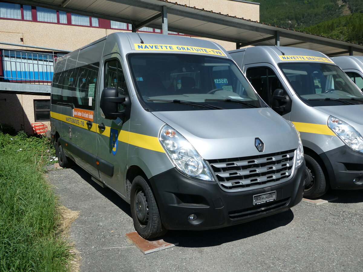 (238'102) - TVB Verbier - Renault am 16. Juli 2022 in Sembrancher, Parkplatz