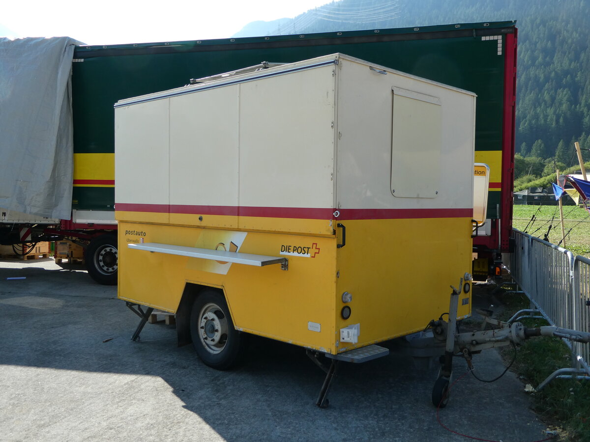 (238'371) - PostAuto Oberwallis - VS 258'977 - H�nni Mini-Postb�ro-Anh�nger am 24. Juli 2022 in Ulrichen, PostAuto-Terminal