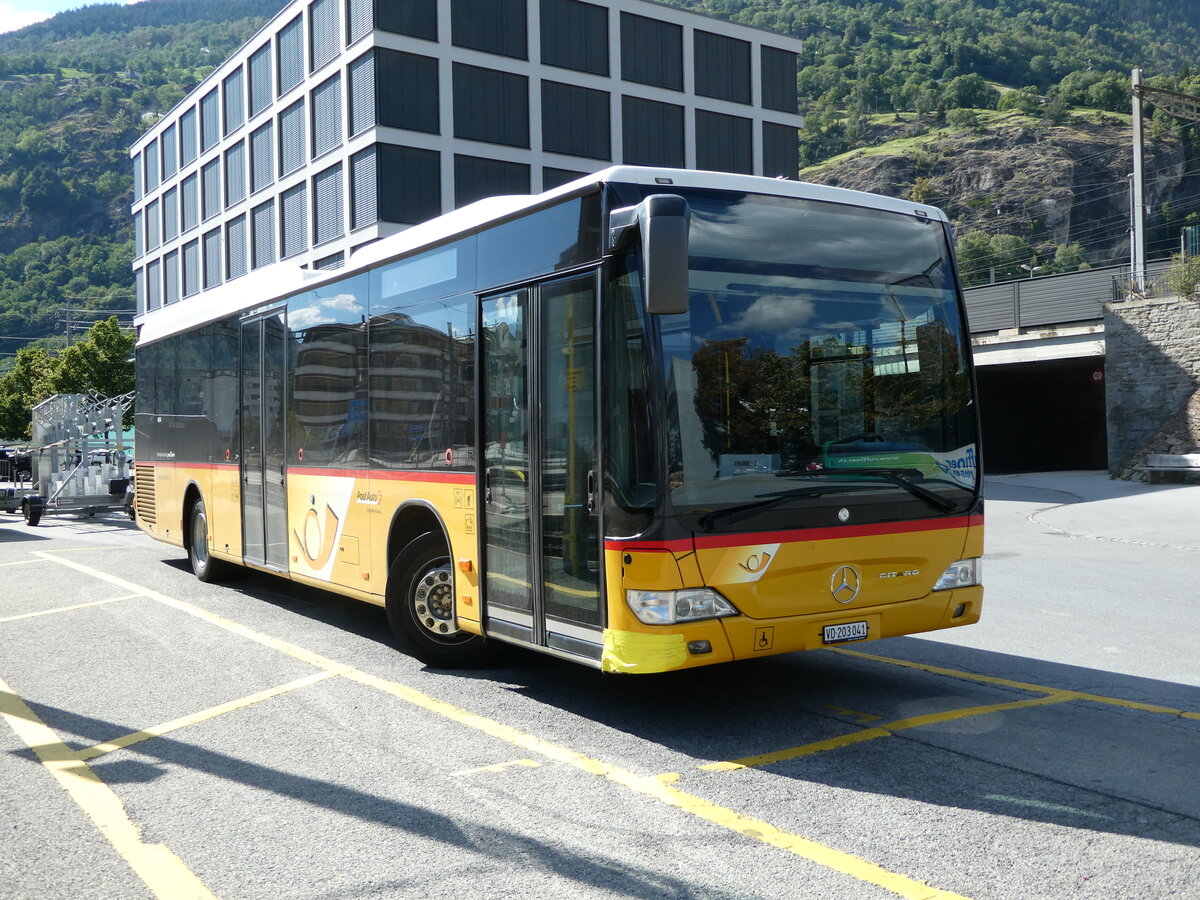 (238'713) - CarPostal Ouest - VD 203'041 - Mercedes (ex PostAuto Graub�nden) am 31. Juli 2022 beim Bahnhof Brig