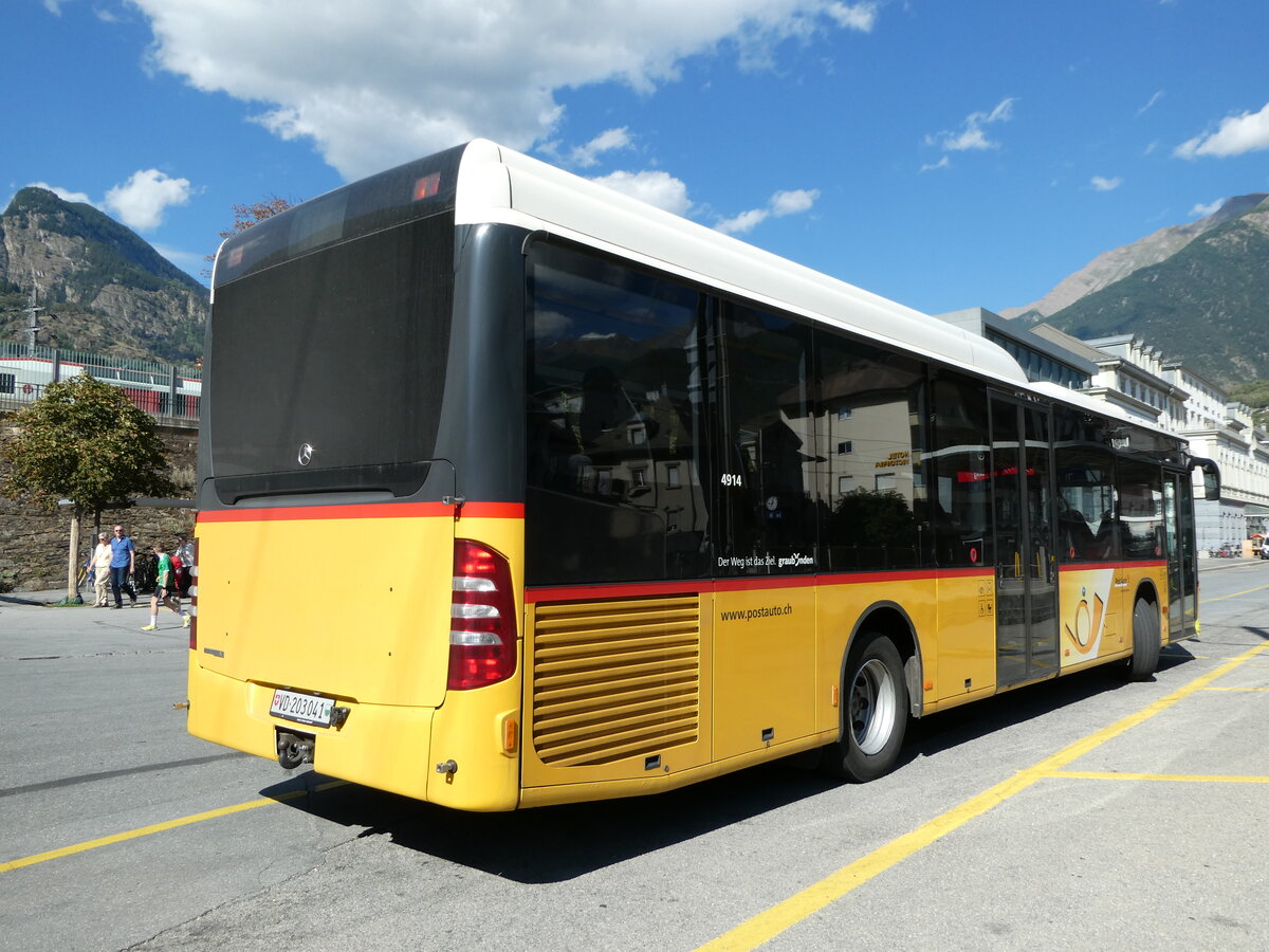 (238'714) - CarPostal Ouest - VD 203'041 - Mercedes (ex PostAuto Graub�nden) am 31. Juli 2022 beim Bahnhof Brig