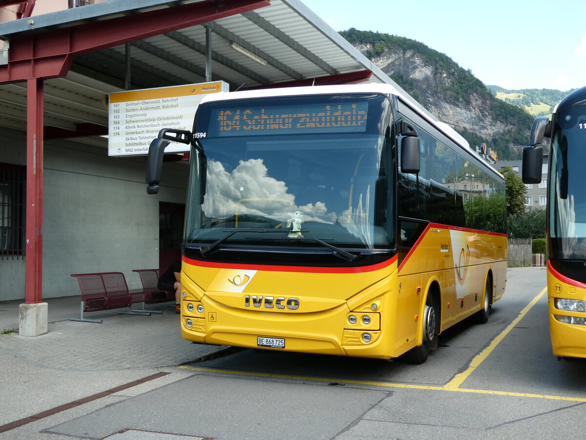 (238'781) - Fl�ck, Brienz - Nr. 25/BE 868'725 - Iveco am 1. August 2022 in Meiringen, Postautostation