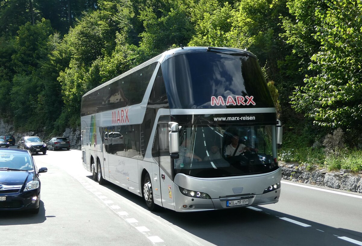 (238'805) - Aus Deutschland: Marx, Fridolfing - WIL-MR 859 - Neoplan am 1. August 2022 auf dem Br�nigpass