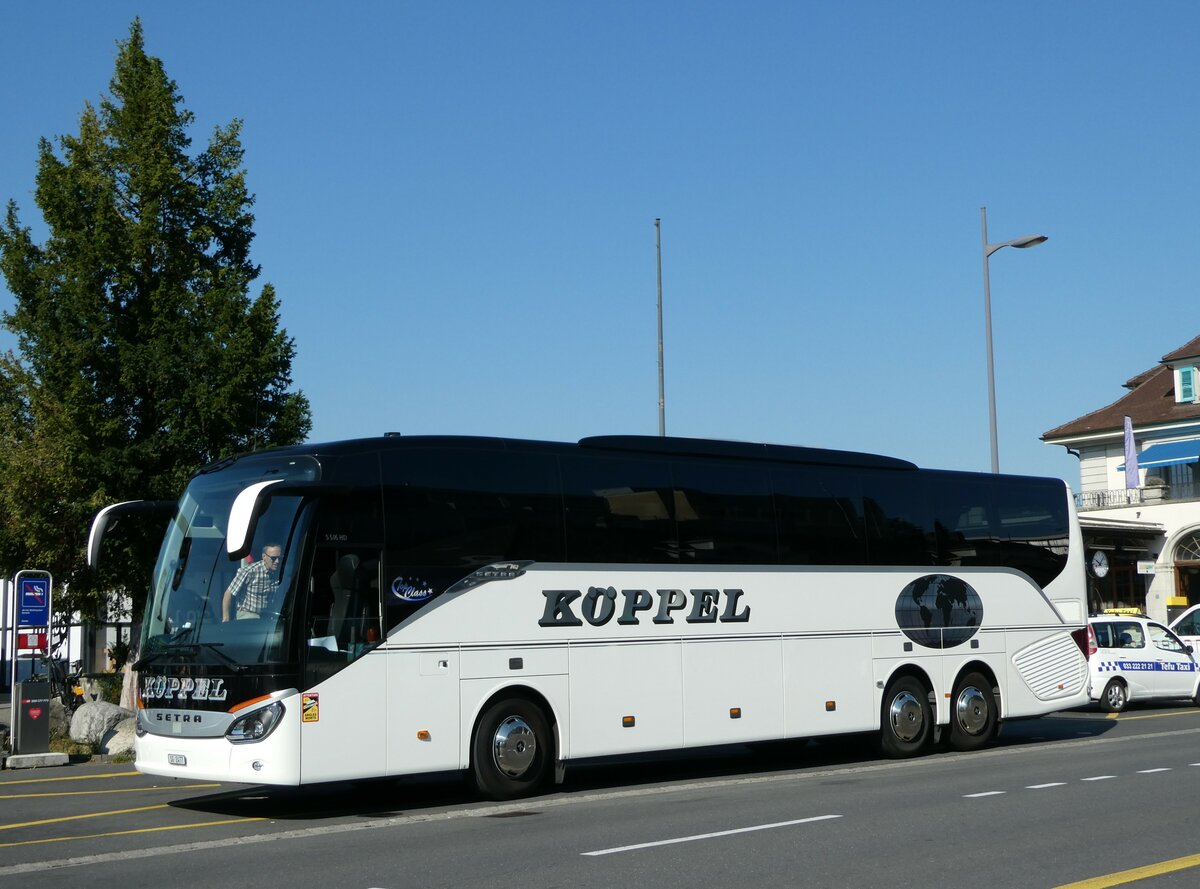 (238'982) - K�ppel, Au - SG 2477 - Setra am 12. August 2022 beim Bahnhof Thun
