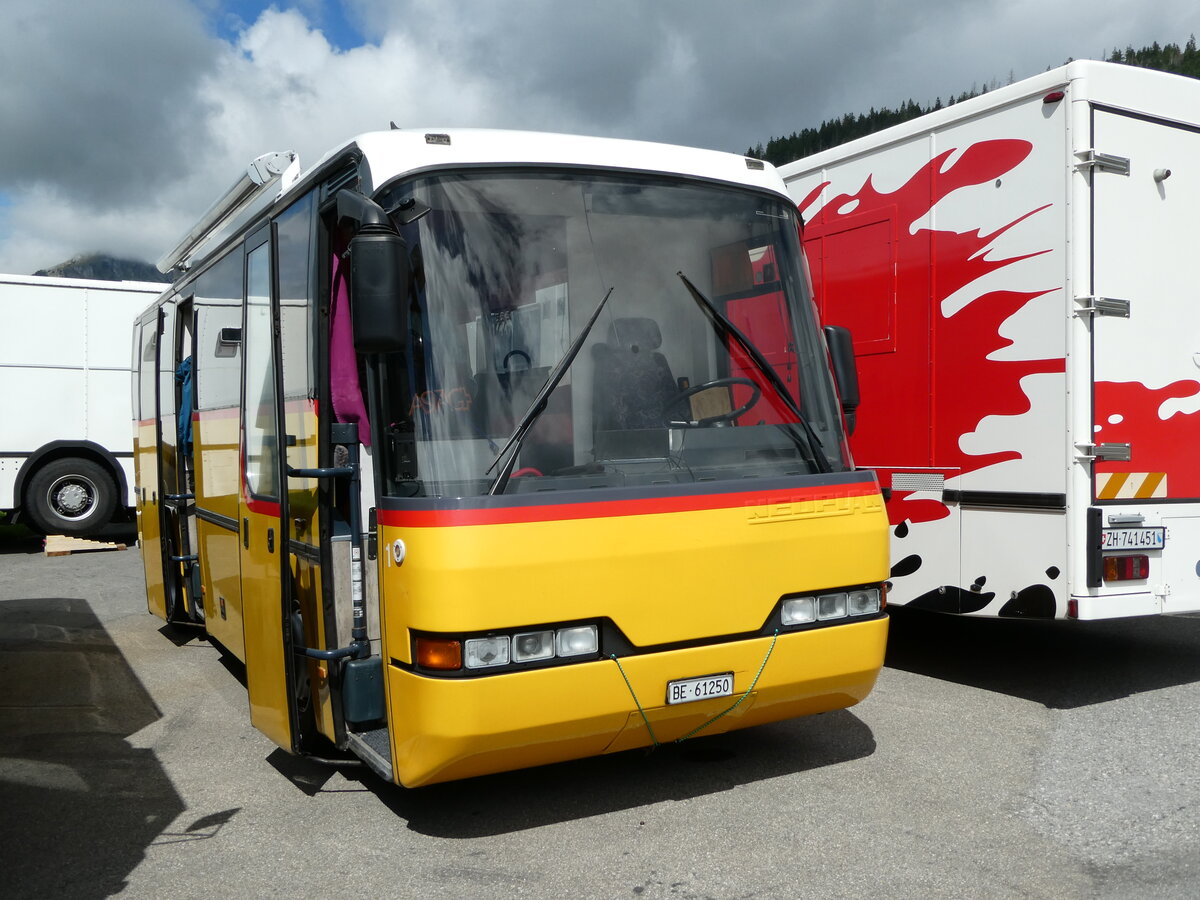(239'131) - L�thi, Kr�iligen - Nr. 1/BE 61'250 - Neoplan (ex Autopostale, Croglio) am 20. August 2022 in Wildhaus, Munzenriet