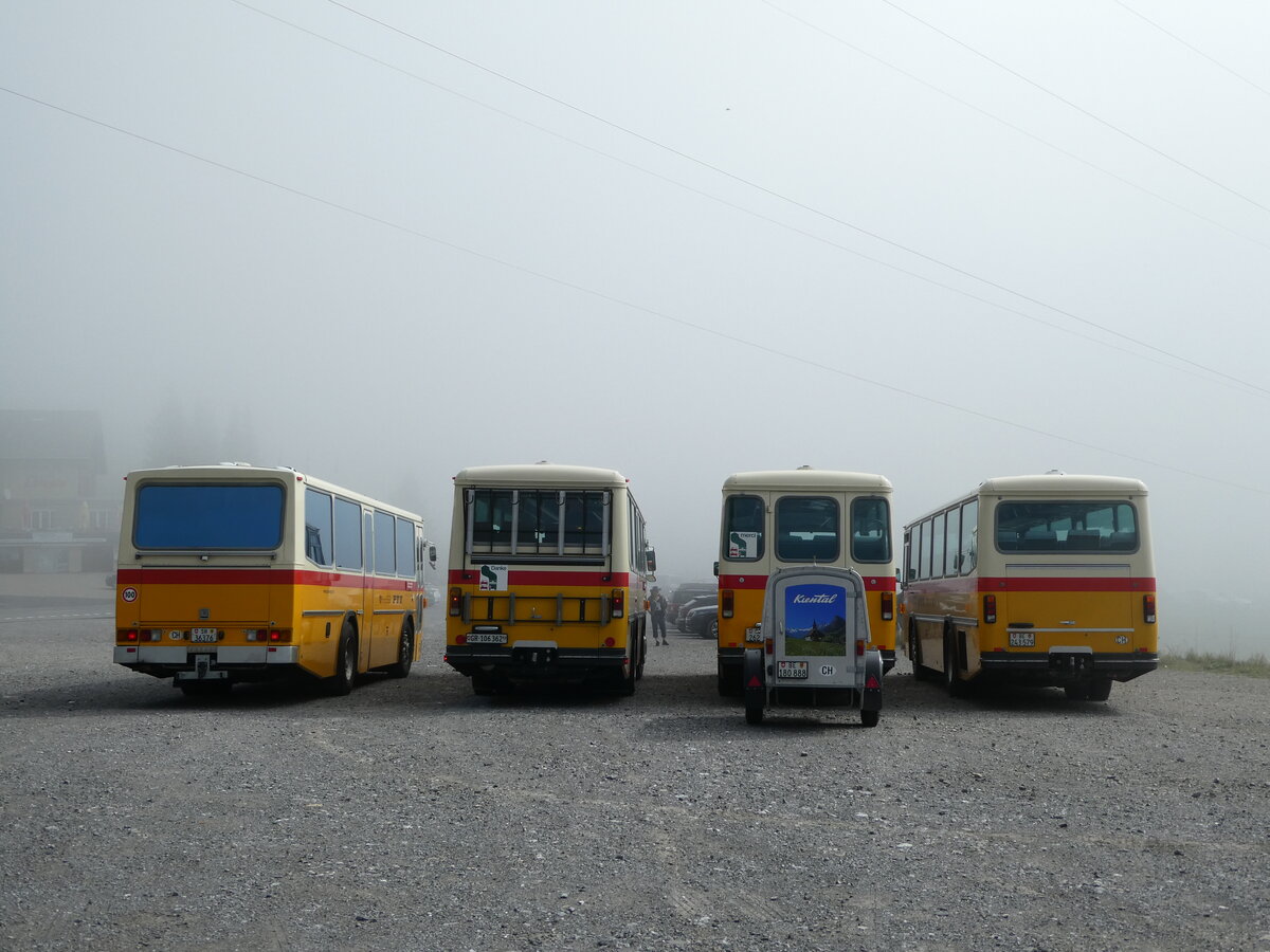 (239'787) - Roth, Z�rich - SH 36'376 - Saurer/T�scher (ex Looser, Elm; ex Mattli, Wassen) + Ackermann, Landquart - GR 106'362 - Saurer/R&J (ex F�ssler, Unteriberg; ex Sch�rch, Gutenburg Nr. 6; ex P 24'358) + Schmid, Th�rishaus - BE 26'206 - Saurer/T�scher (ex P 24'244) + Kammermann, Zillis - Nr. 74/BE 243'579 - Saurer/R&J (ex AVG Meiringen Nr. 74; ex PostAuto Berner Oberland; ex P 24'357) am 28. August 2022 in Stalden, Langis 