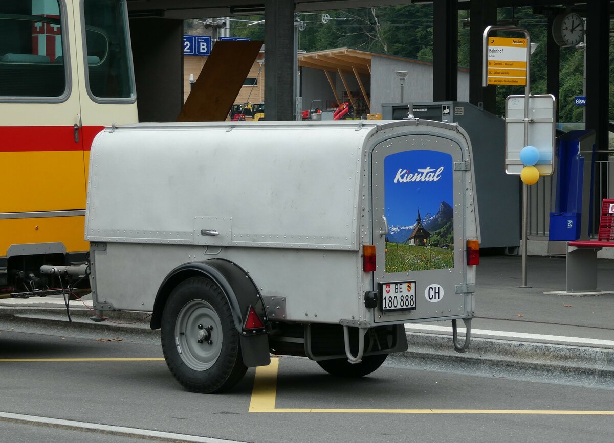 (239'816) - Schmid, Th�rishaus - BE 180'888 - Hess Gep�ckanh�nger (ex Schranz, Adelboden; ex Portenier, Adelboden; ex Geiger, Adelboden) am 28. August 2022 beim Bahnhof Sarnen