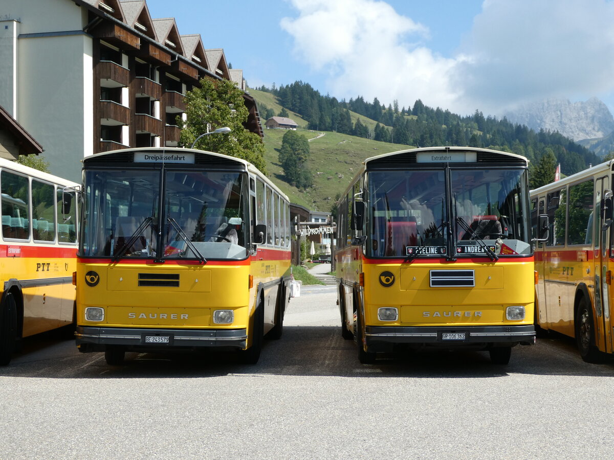(239'855) - Krummenacher, Zillis - Nr. 74/BE 243'579 - Saurer/R&J (ex AVG Meiringen Nr. 74; ex PostAuto Berner Oberland; ex P 24'357) + Ackermann, Landquart - GR 106'362 - Saurer/R&J (ex F�ssler, Unteriberg; ex Sch�rch, Gutenburg Nr. 6; ex P 24'358) am 28. August 2022 in S�renberg, Platz