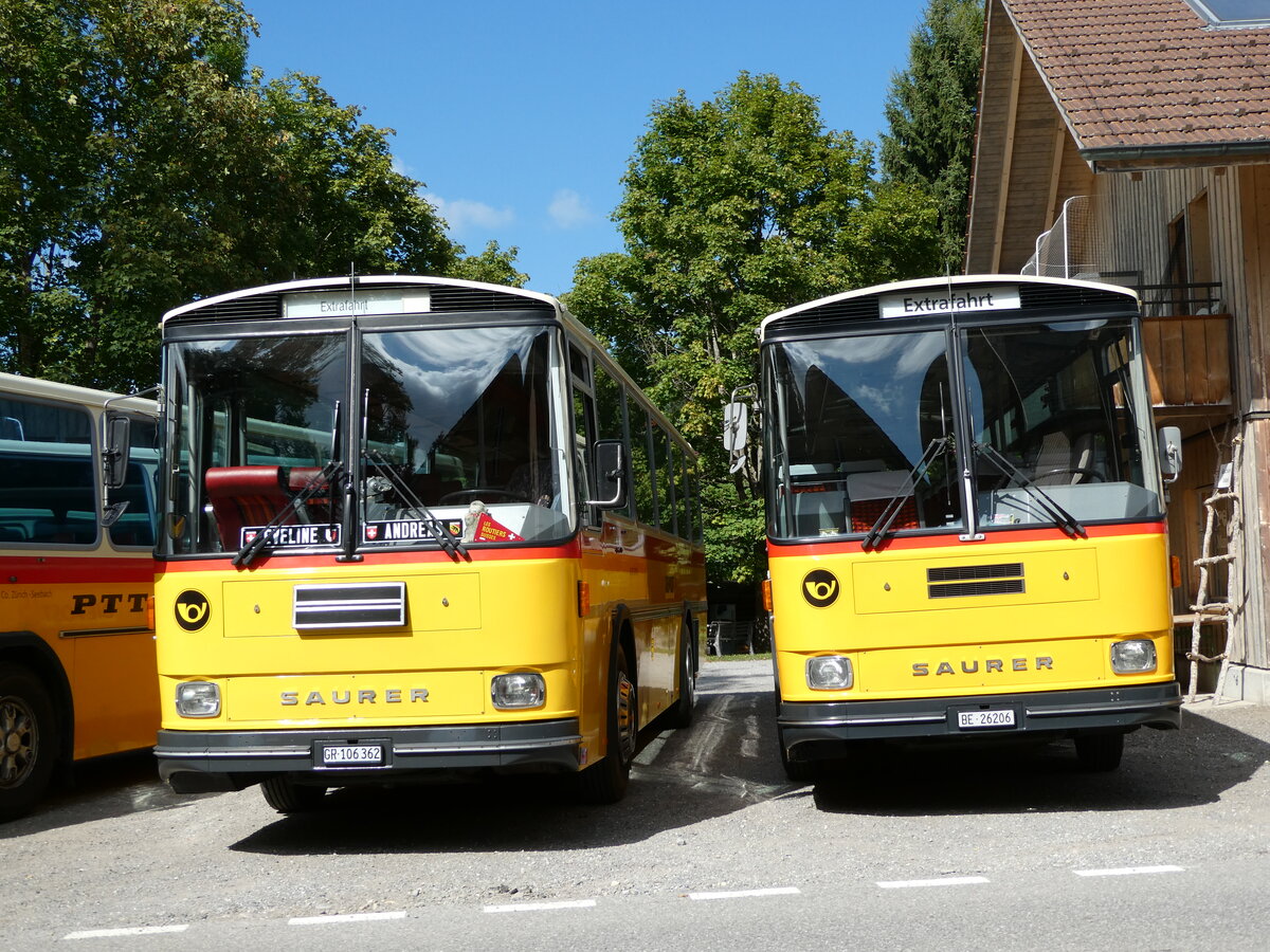 (239'872) - Ackermann, Landquart - GR 106'362 - Saurer/R&J (ex F�ssler, Unteriberg; ex Sch�rch, Gutenburg Nr. 6; ex P 24'358) + Schmid, Th�rishaus - BE 26'206 - Saurer/T�scher (ex P 24'244) am 28. August 2022 in Schwarzenegg, Restaurant Kreuz