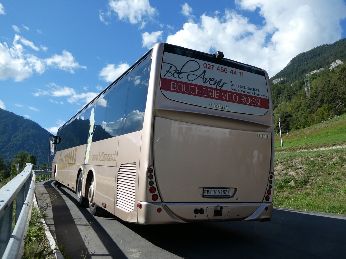 (239'921) - Ballestraz, Gr�ne - VS 105'182 - Irisbus am 4. September 2022 in Orsi�res, Laiterie