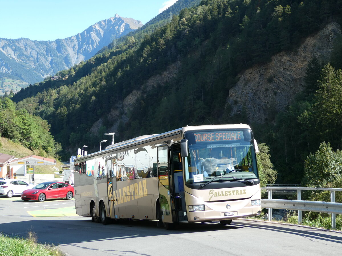 (239'922) - Ballestraz, Gr�ne - VS 105'182 - Irisbus am 4. September 2022 in Orsi�res, Laiterie