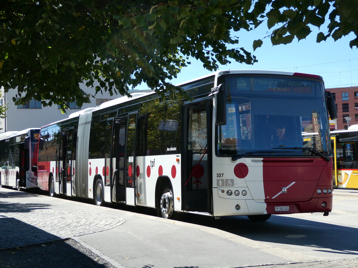 (240'006) - TPF Fribourg - Nr. 107/FR 300'345 - Volvo am 11. September 2022 beim Bahnhof D�dingen