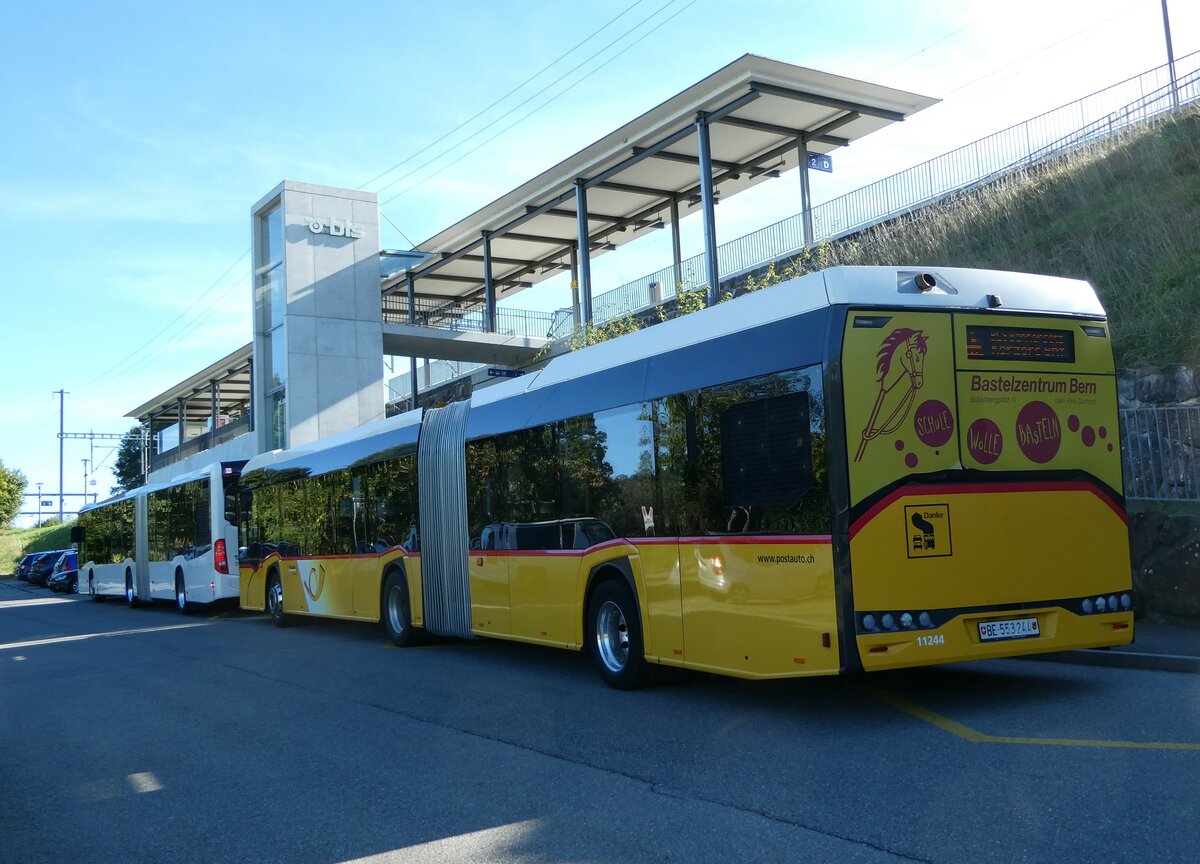 (240'053) - PostAuto Bern - Nr. 11'244/BE 553'244 - Solaris am 11. September 2022 beim Bahnhof G�mmenen
