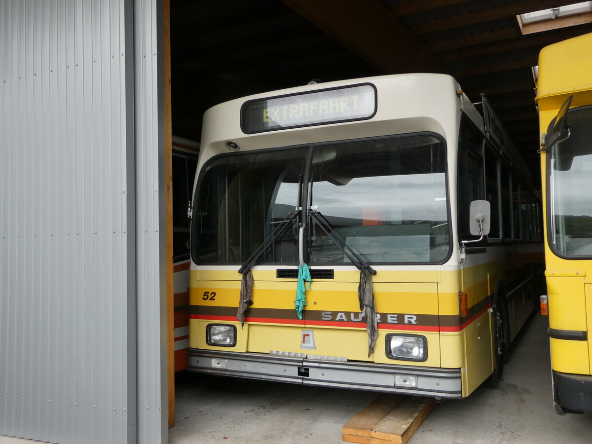 (240'160) - STI Thun (R�trobus) - Nr. 52 - Saurer/R&J am 24. September 2022 in Moudon, R�trobus