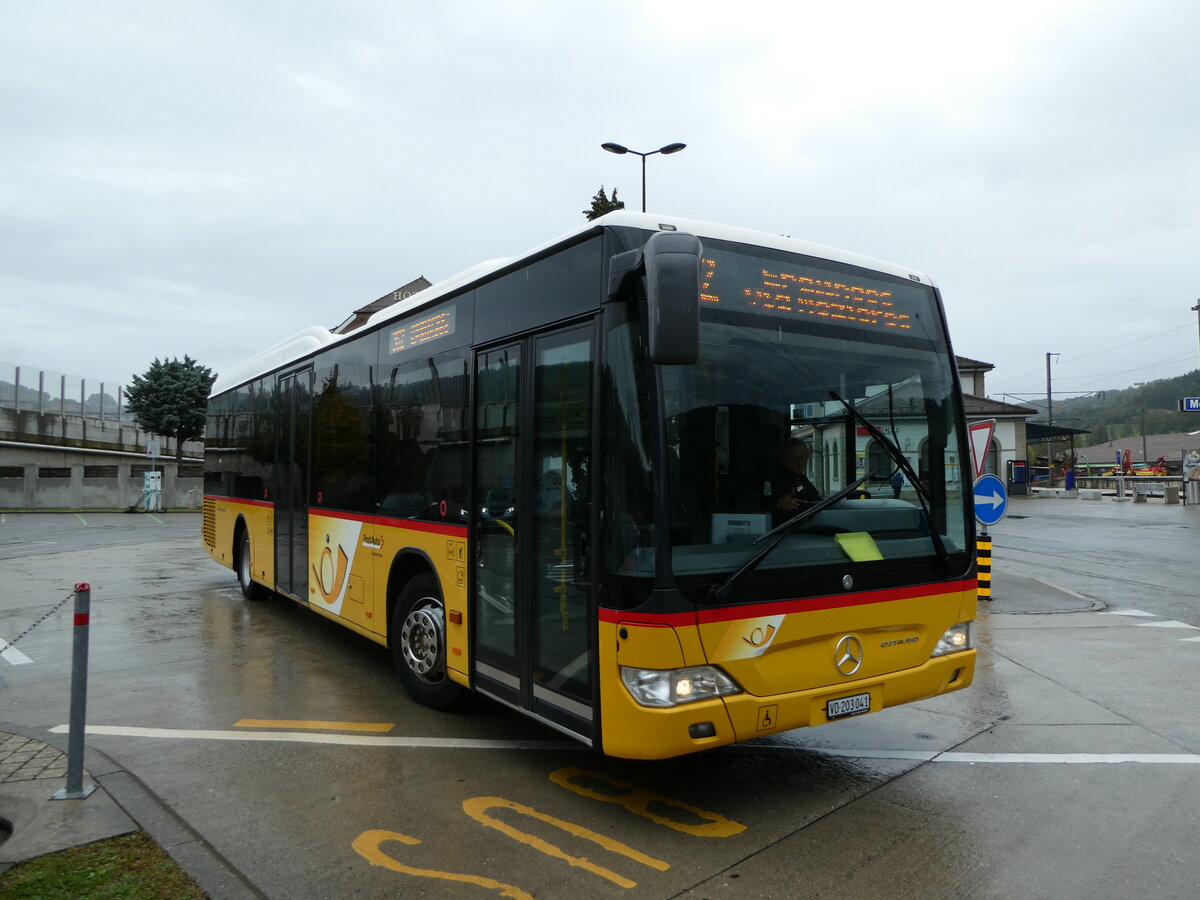 (240'178) - CarPostal Ouest - VD 203'041 - Mercedes (ex PostAuto Graub�nden) am 24. September 2022 beim Bahnhof Moudon