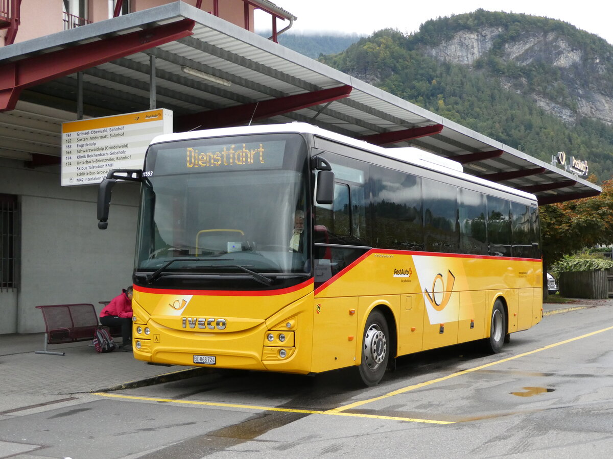(240'240) - Fl�ck, Brienz - Nr. 24/BE 868'724 - Iveco am 25. September 2022 in Meiringen, Postautostation