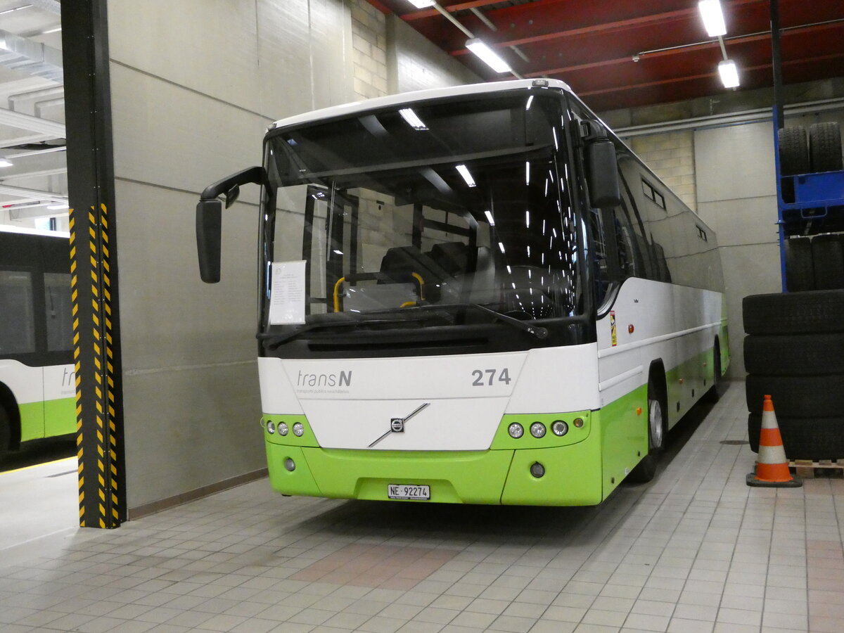 (240'372) - transN, La Chaux-de-Fonds - Nr. 274/NE 92'274 - Volvo (ex VR La Chaux-de-Fonds Nr. 274) am 1. Oktober 2022 in La Chaux-de-Fonds, D�p�t