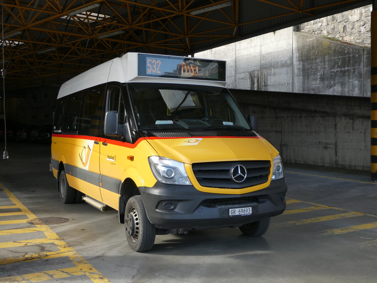 (241'075) - PostAuto Graub�nden - GR 69'693 - Mercedes am 12. Oktober 2022 in Thusis, Postautostation