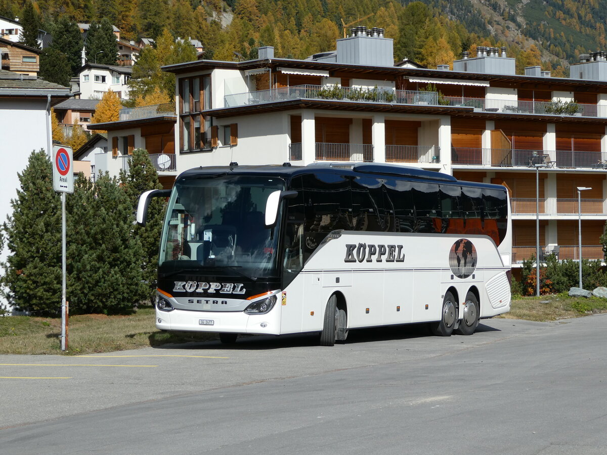 (241'111) - K�ppel, Au - SG 2477 - Setra am 12. Oktober 2022 beim Bahnhof Samedan