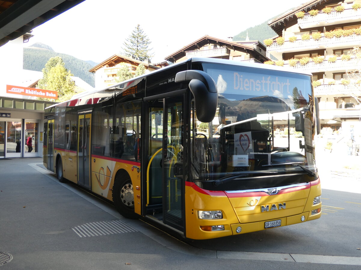 (241'142) - PostAuto Graub�nden - GR 168'856 - MAN am 12. Oktober 2022 beim Bahnhof Klosters